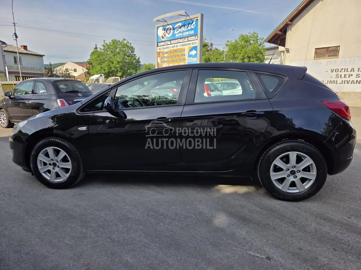 Opel Astra J 2010 photo 5