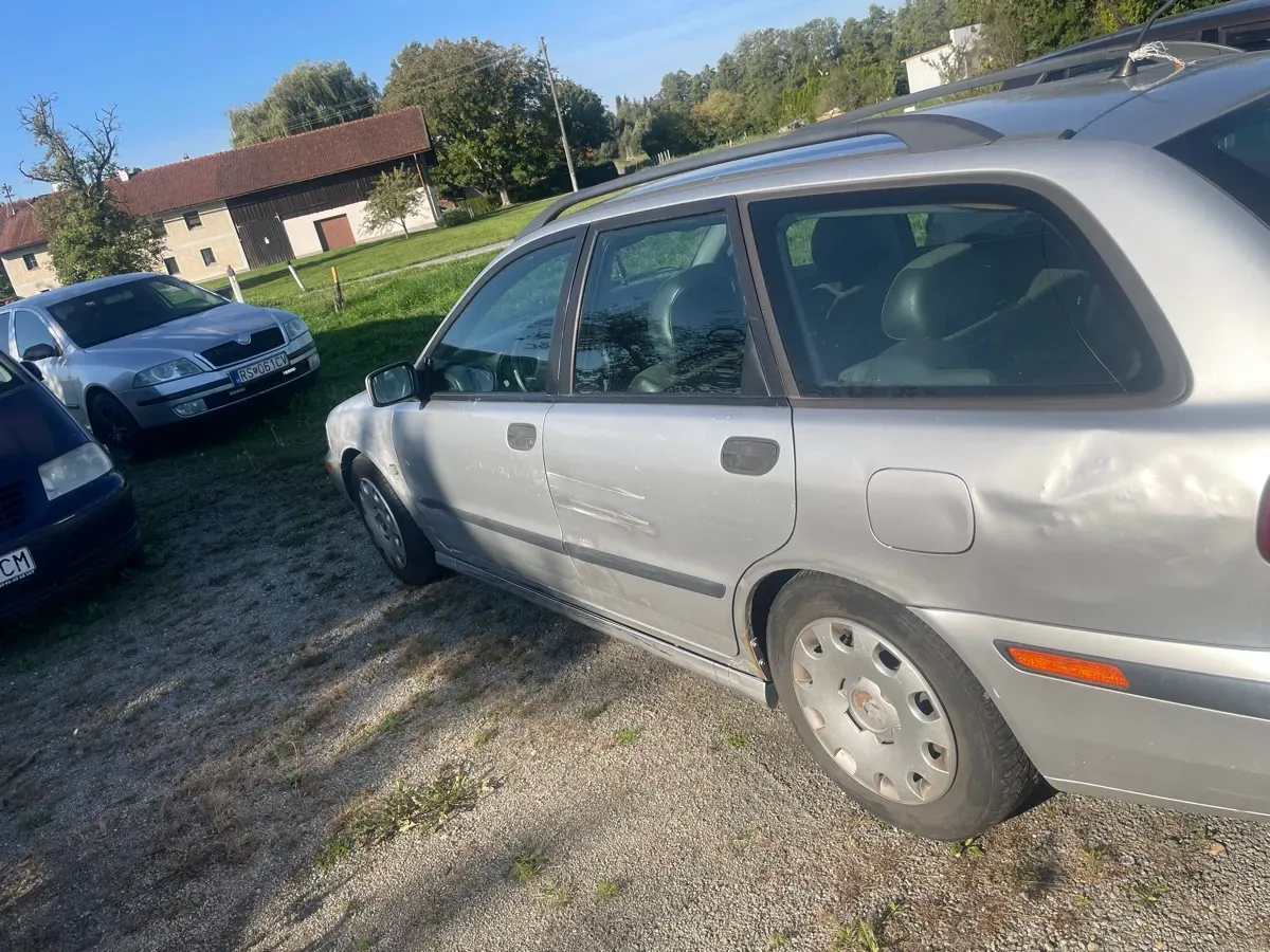 Volvo V40 2001 photo 2
