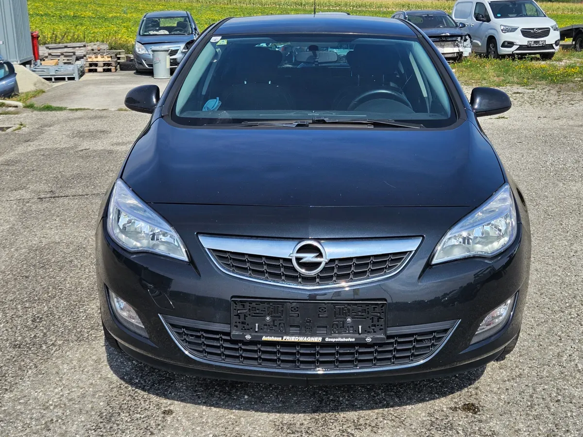Opel Astra 2011 photo 3