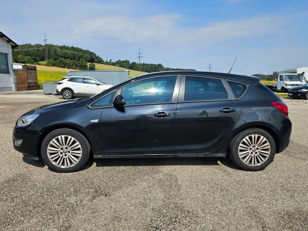 Opel Astra 2011 photo 2