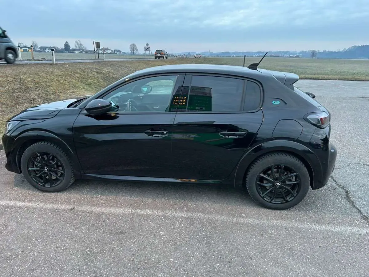 Peugeot E-208 2022 photo 2