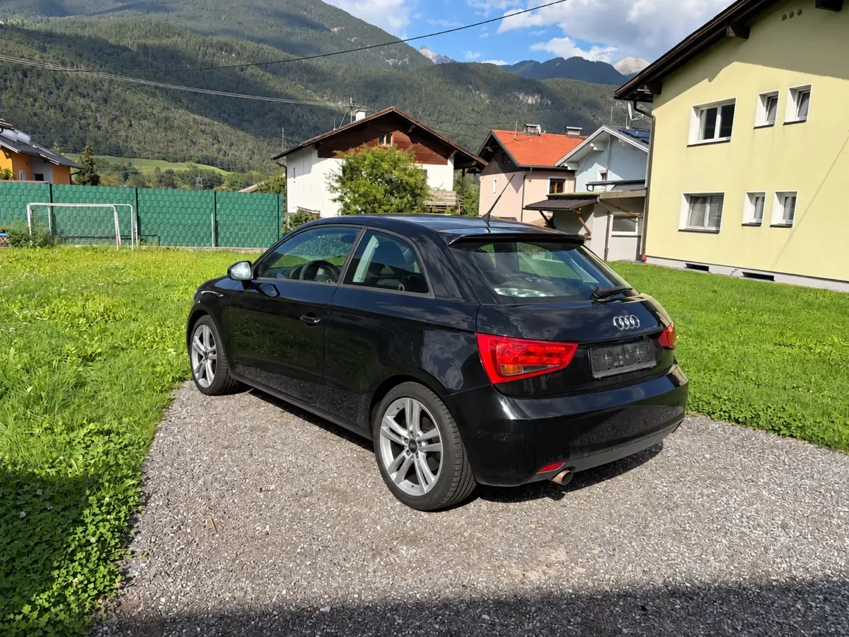 Audi A1 2010 photo 2