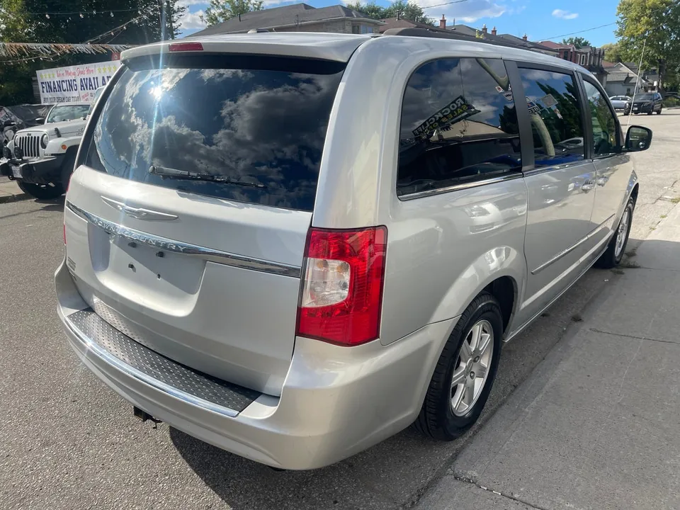 Chrysler Town & Country 2012 photo 5