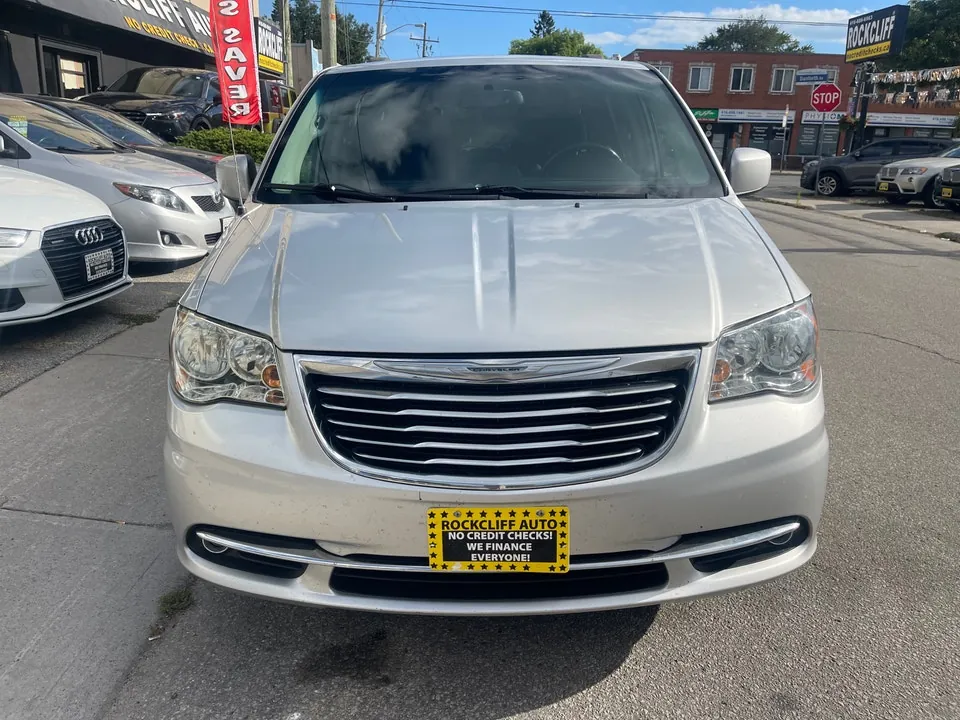 Chrysler Town & Country 2012 photo 2