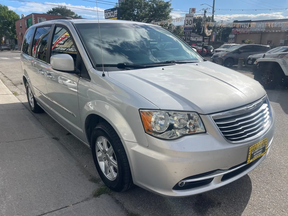 Chrysler Town & Country 2012 photo 3