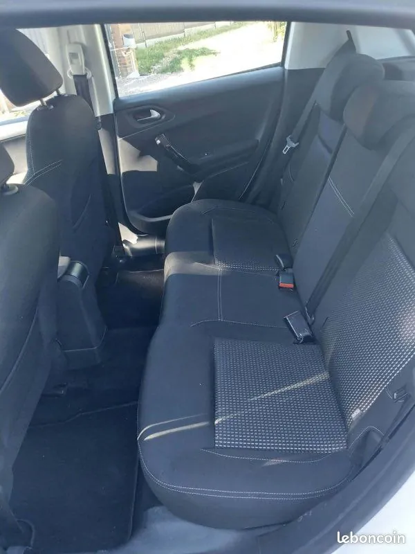 Peugeot 208 2018 photo 3