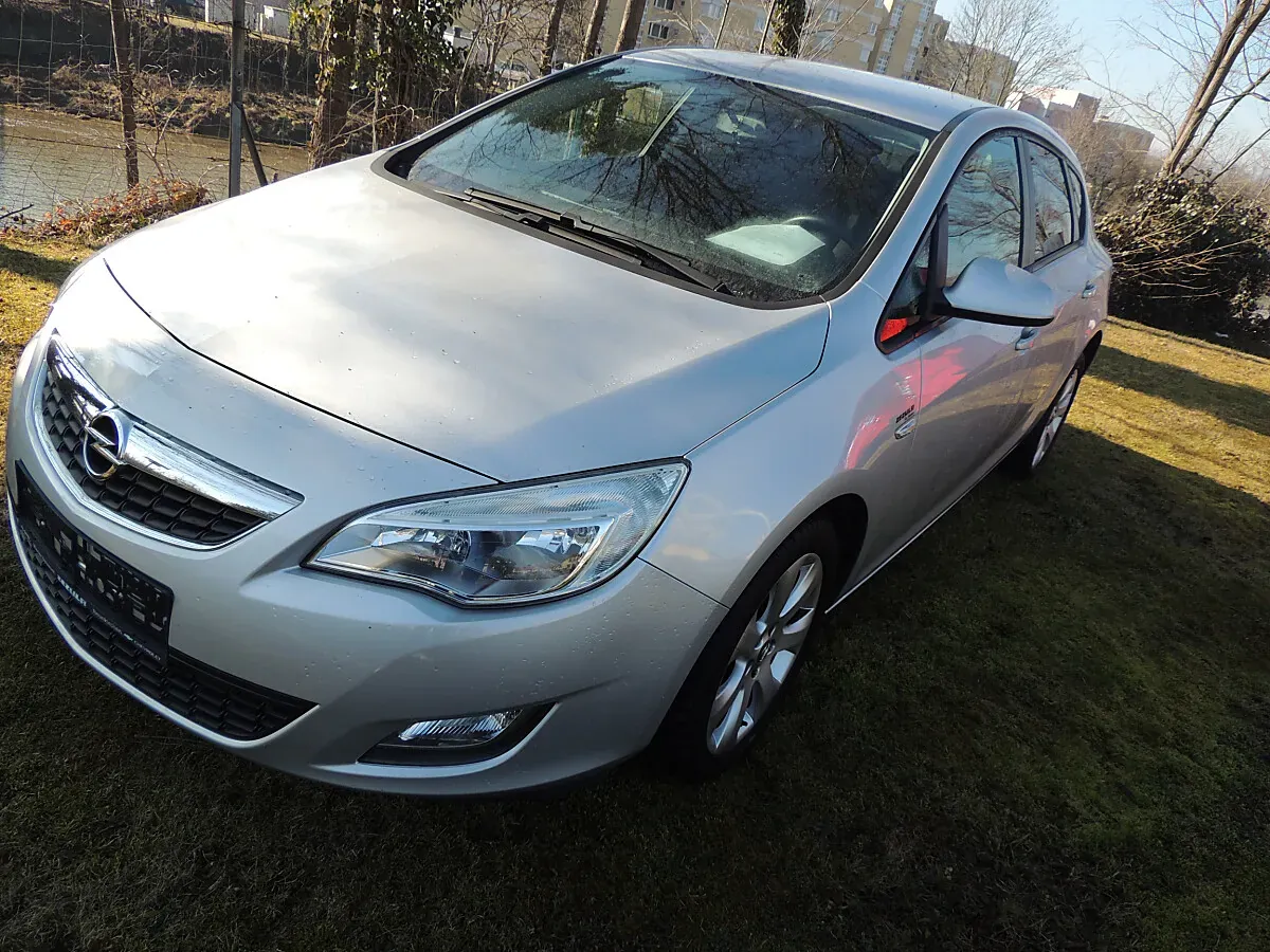 Opel Astra 2012 photo 3