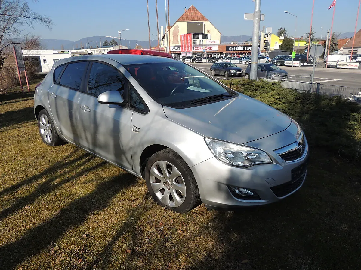 Opel Astra 2012 photo 2