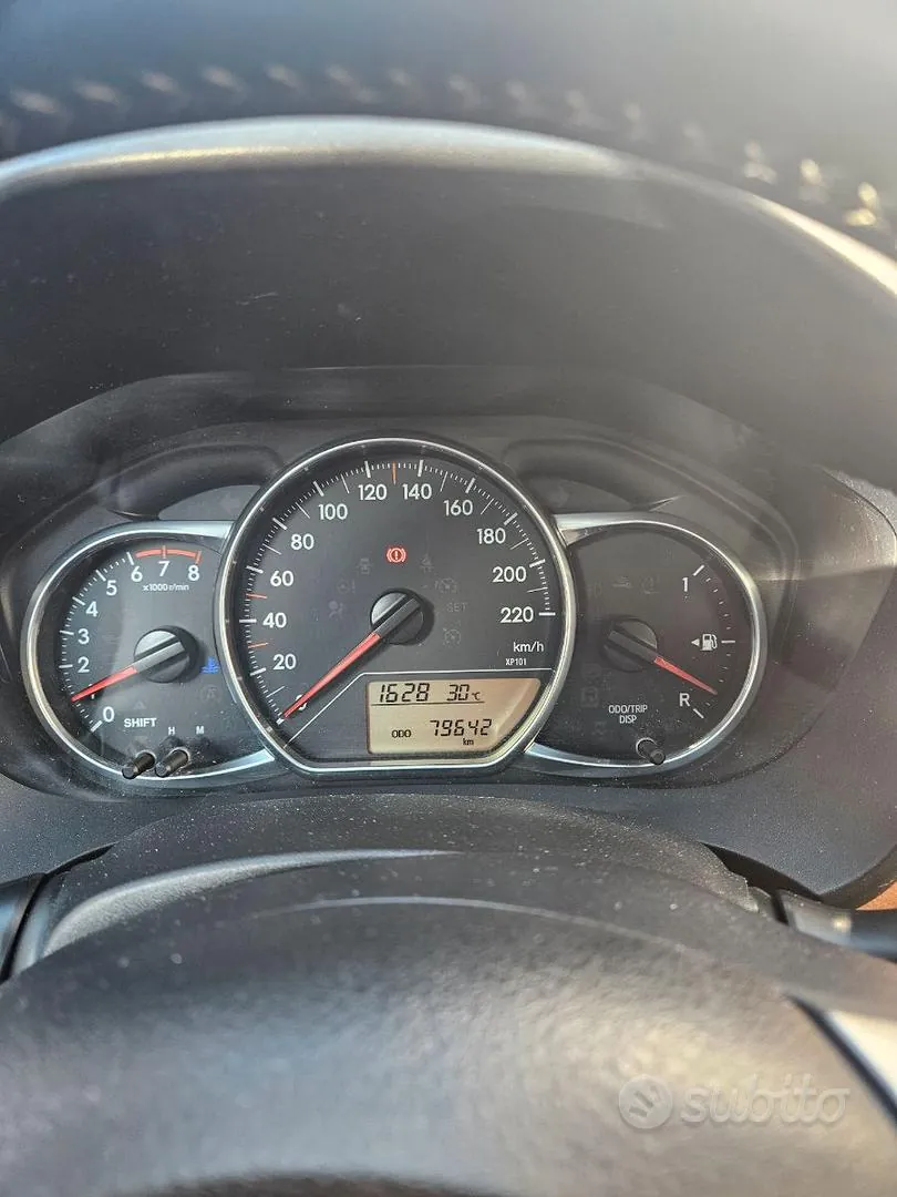 Toyota Yaris 2015 photo 3