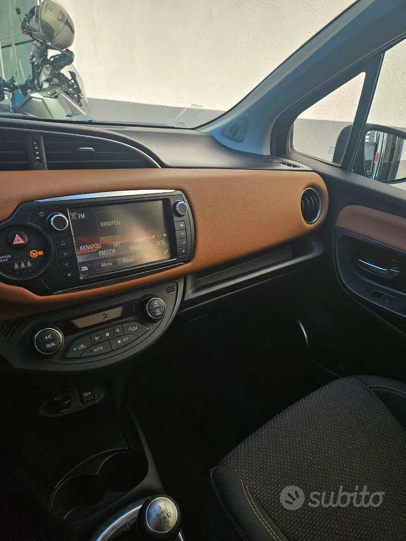 Toyota Yaris 2015 photo 2
