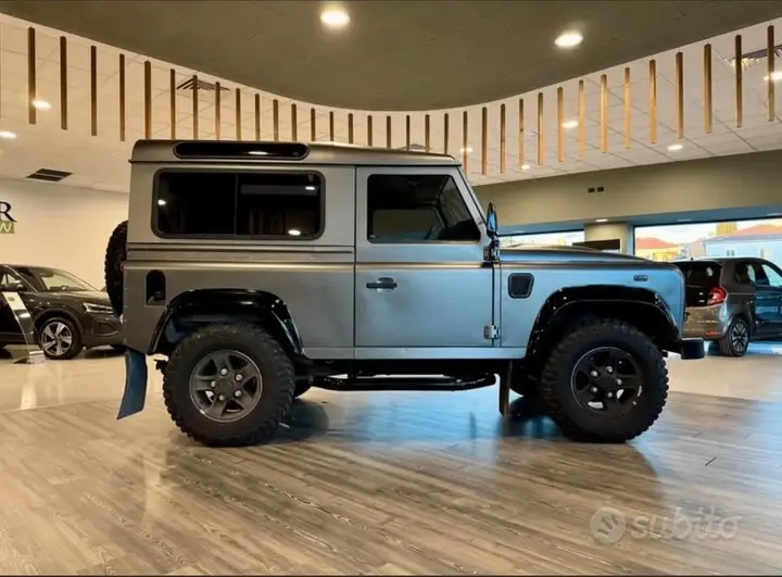 Land Rover Defender 2010 photo 2
