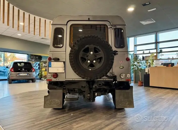 Land Rover Defender 2010 photo 3