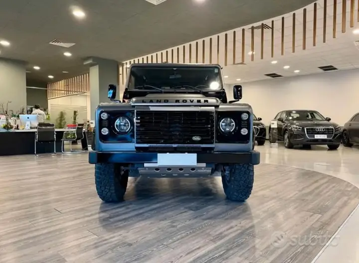 Land Rover Defender 2010 photo 4