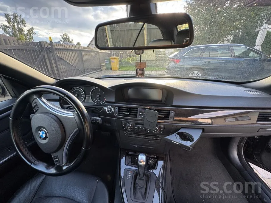 BMW E93 2012 photo 2