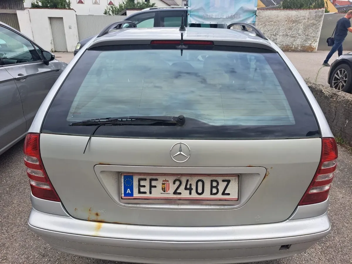 Mercedes-Benz C-Class 2006 photo 2