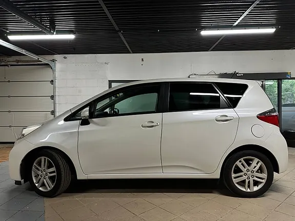 Toyota Verso-S 2012 photo 2