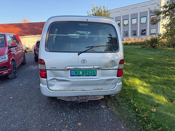 Toyota Hiace 2011 photo 3