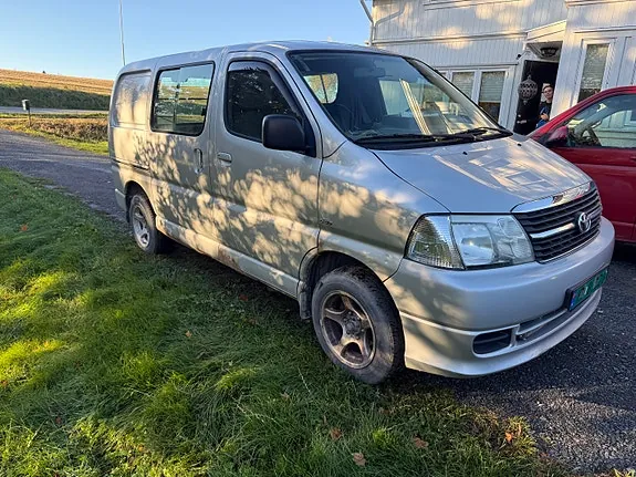 Toyota Hiace 2011 photo 4