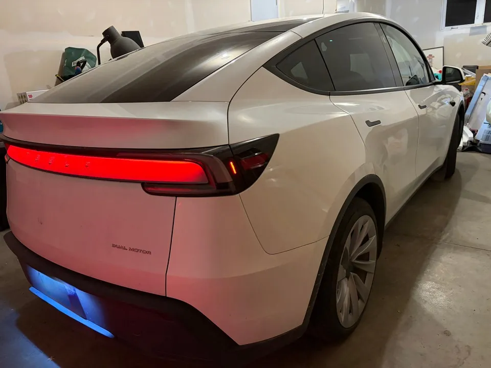 Tesla Model Y 2026 photo 2