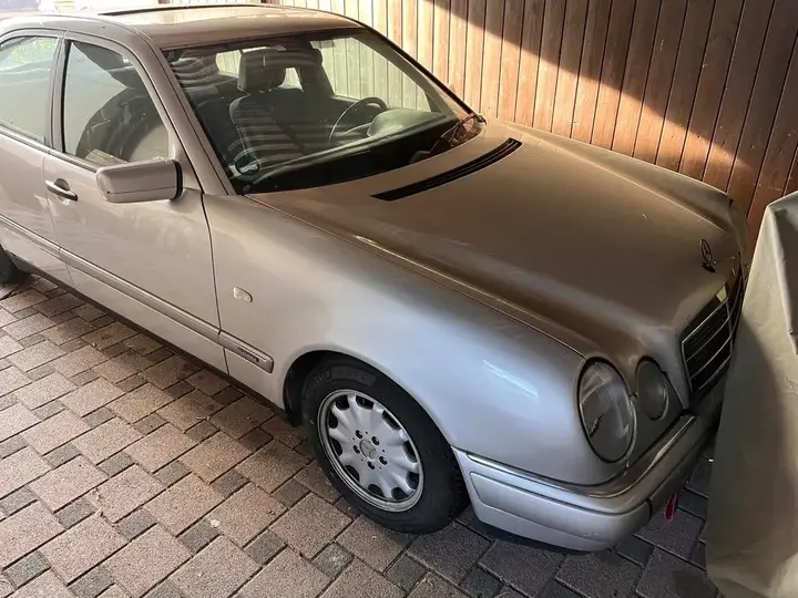 Mercedes-Benz W210