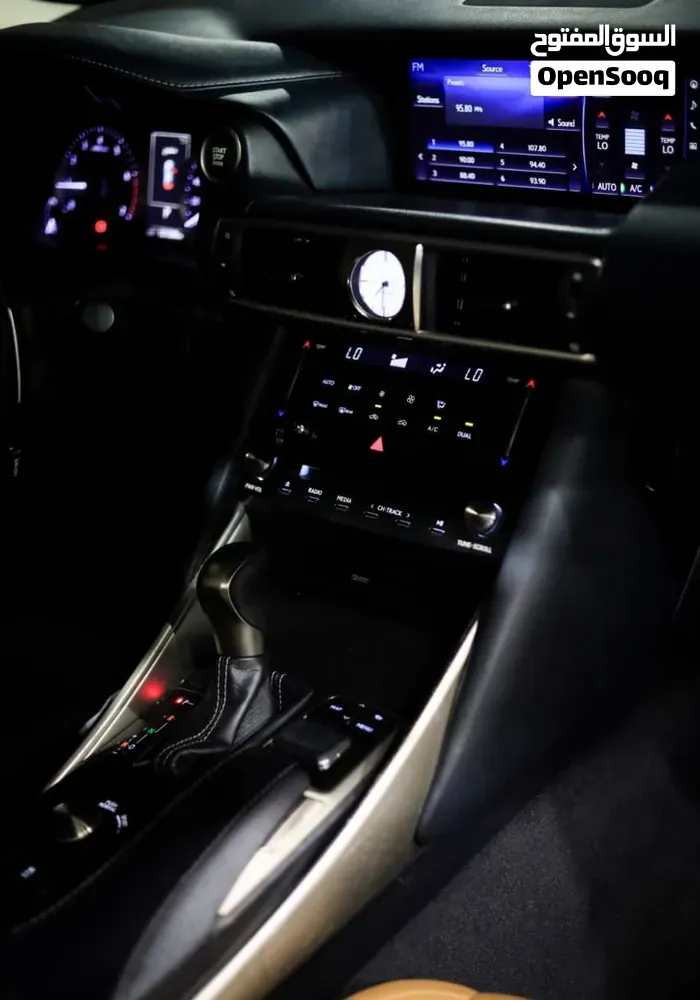 Lexus Is 300 2018 photo 4