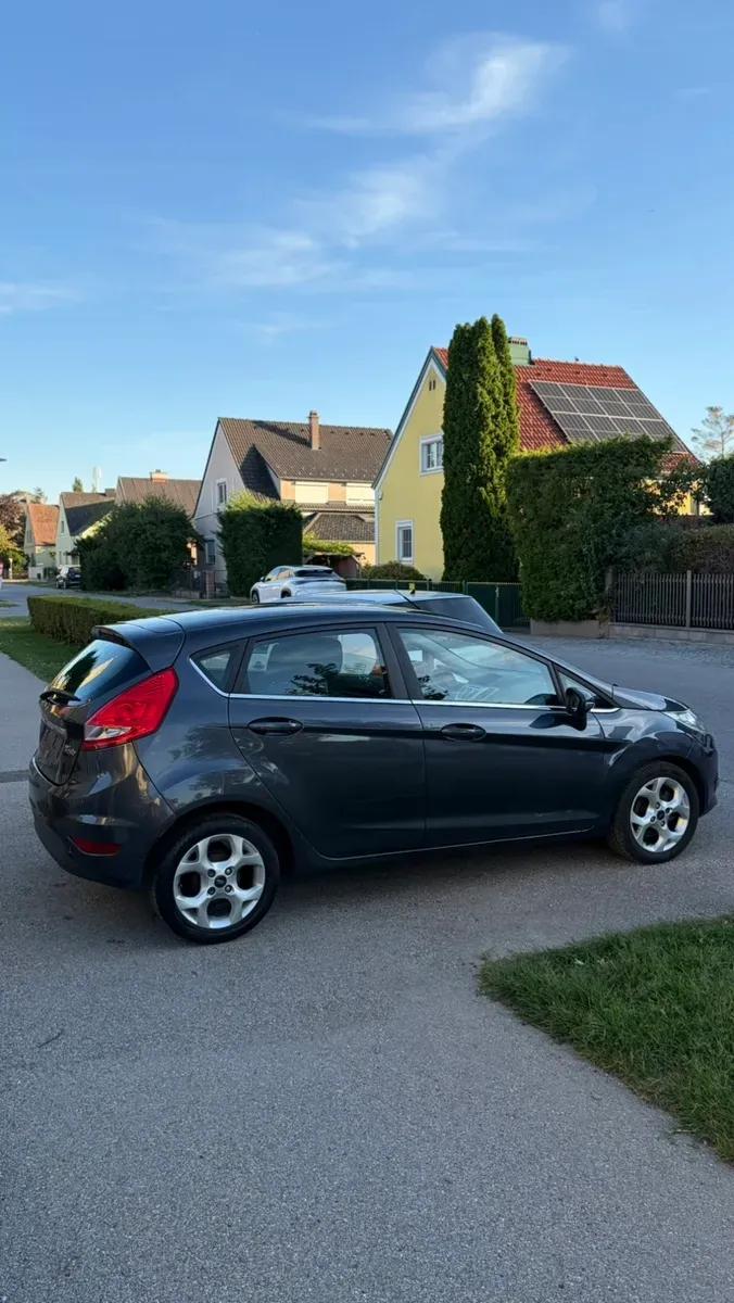 Ford Fiesta 2010 photo 3