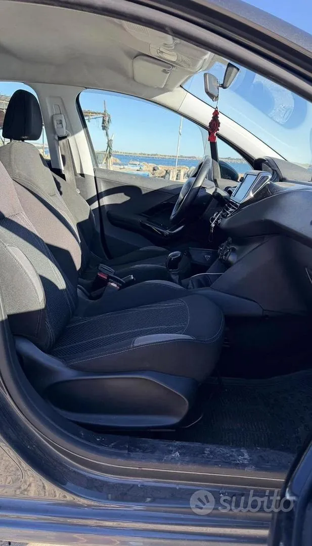 Peugeot 208 2012 photo 4