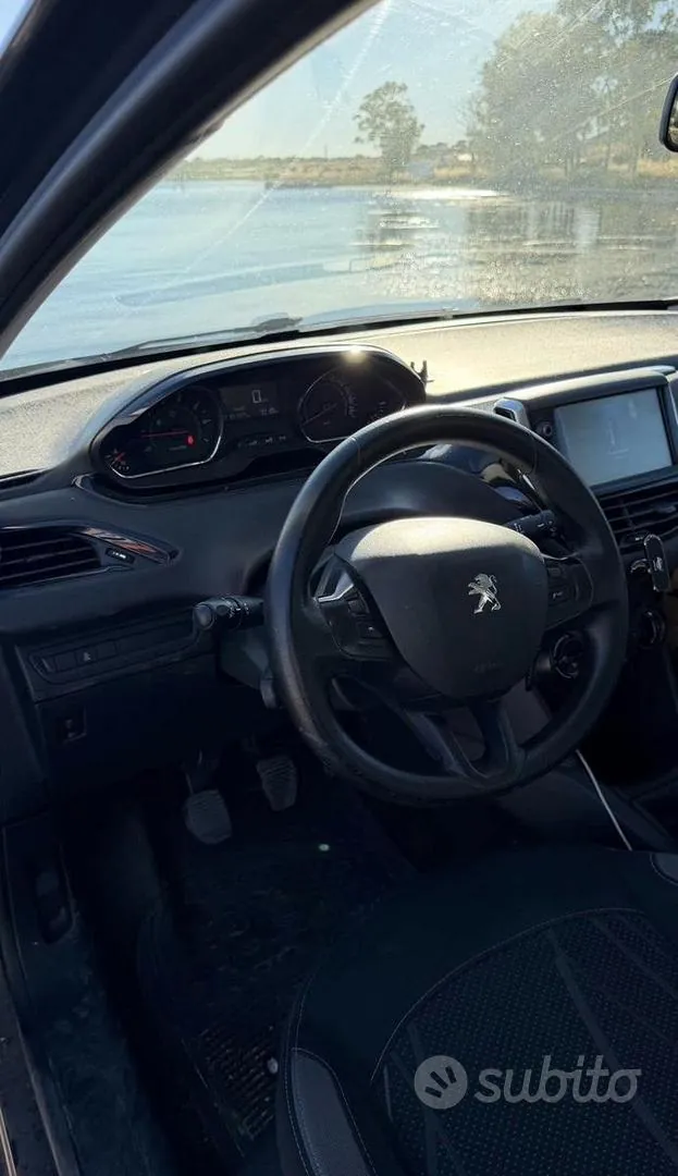 Peugeot 208 2012 photo 3