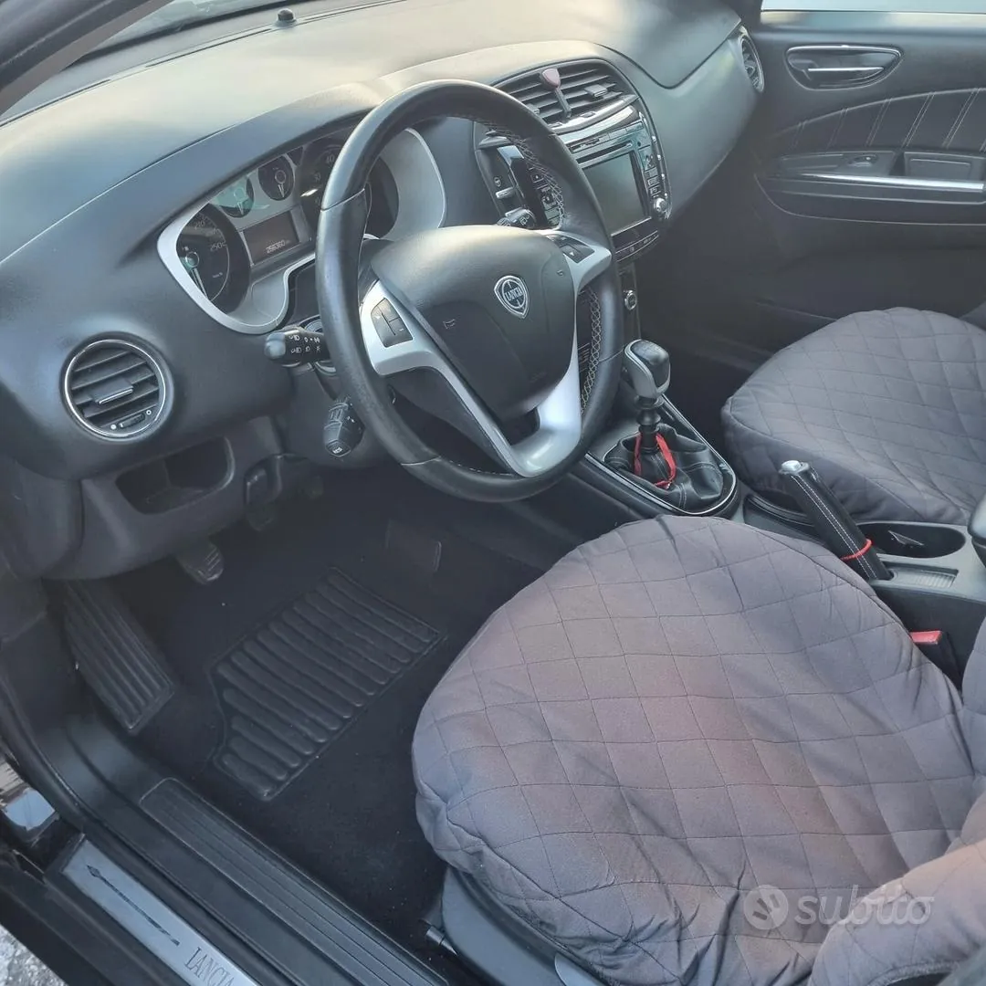 Lancia Delta 2011 photo 2