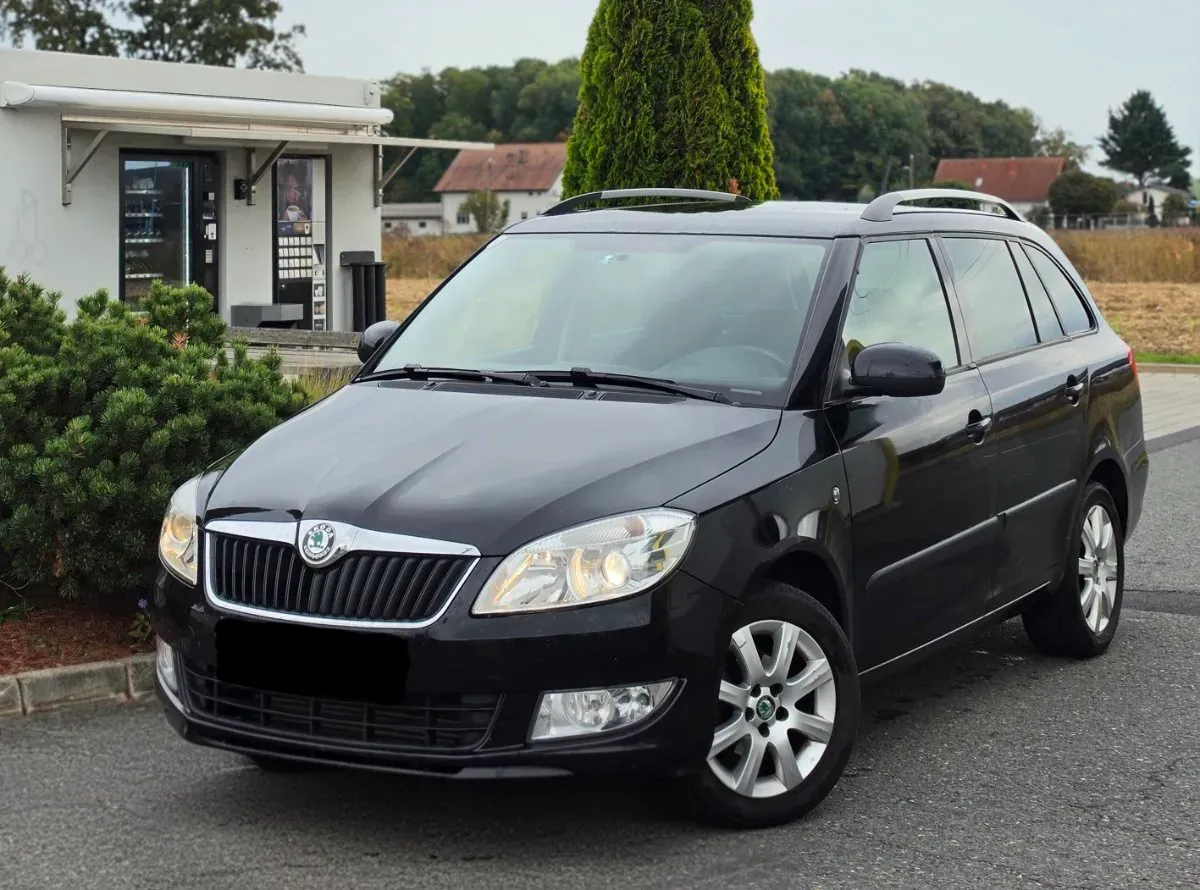 Skoda Fabia 2011 photo 2