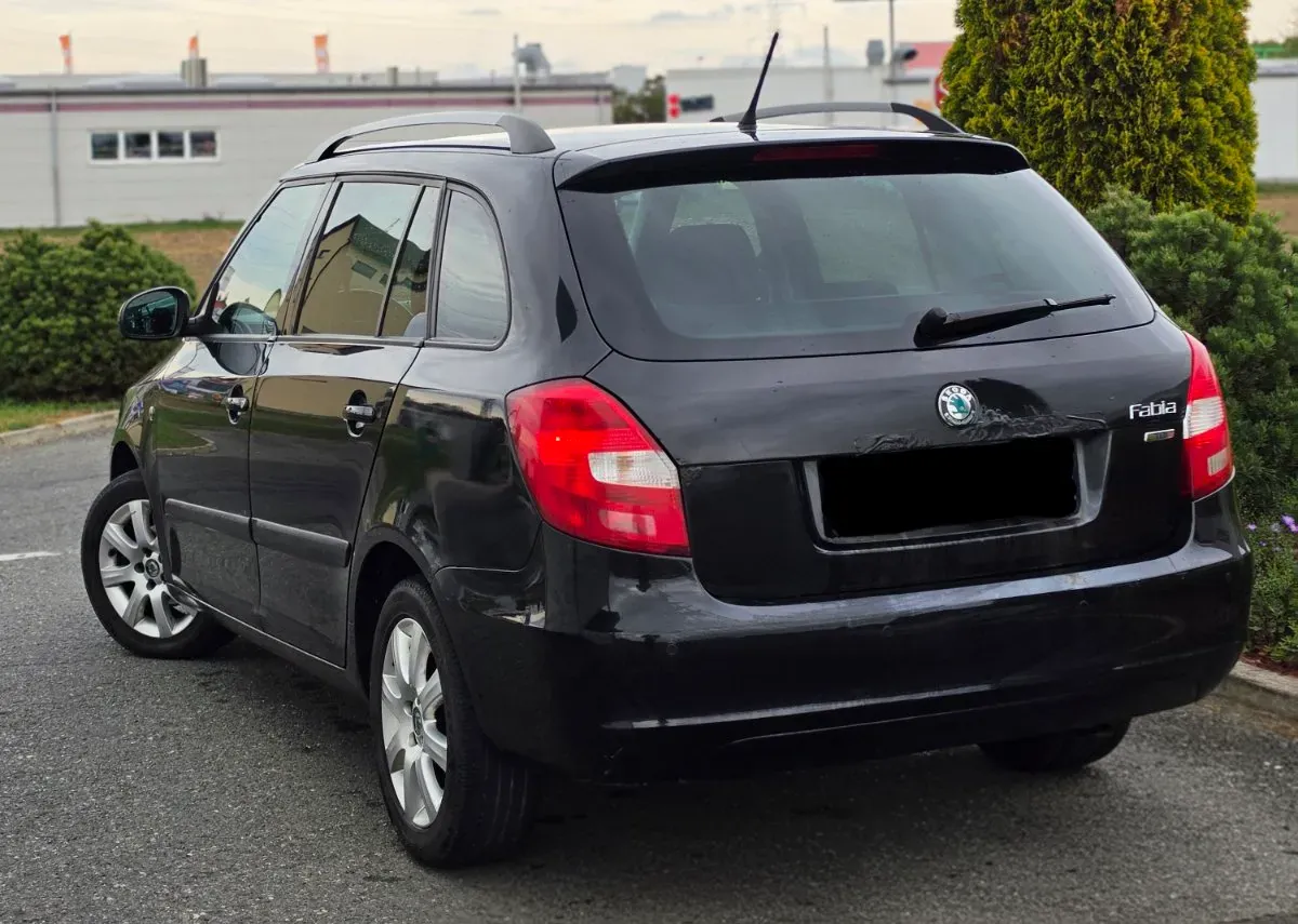 Skoda Fabia 2011 photo 3