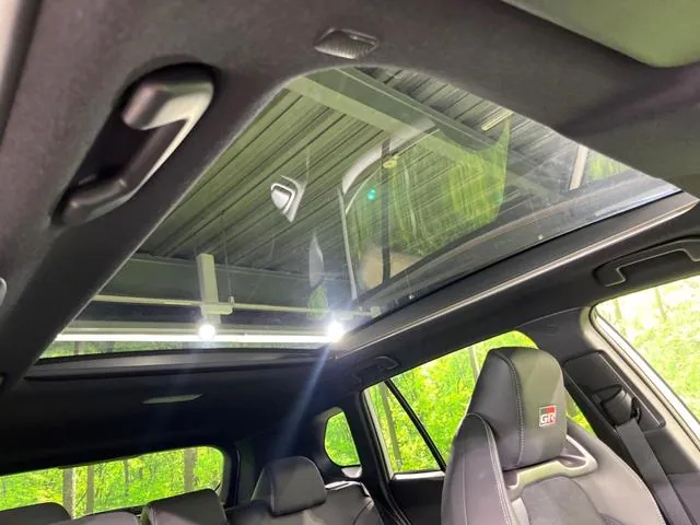 Toyota Corolla Cross Gr Sport 4Wd Glass Roof 2025 photo 3