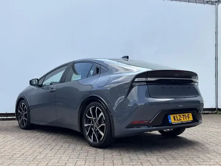 Toyota Prius 2024 photo 2