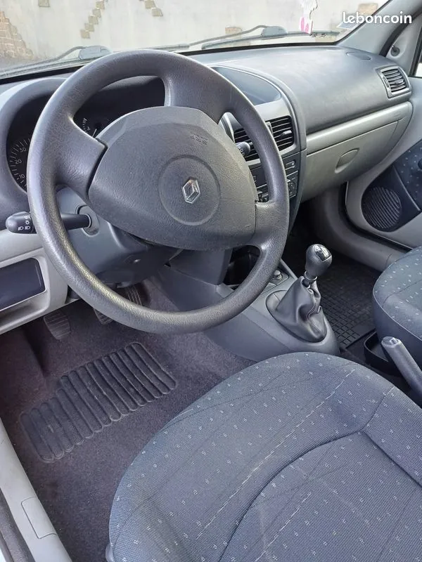 Renault Clio 2001 photo 2