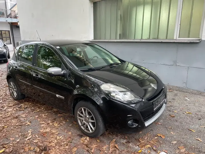 Renault Clio 2010 photo 2
