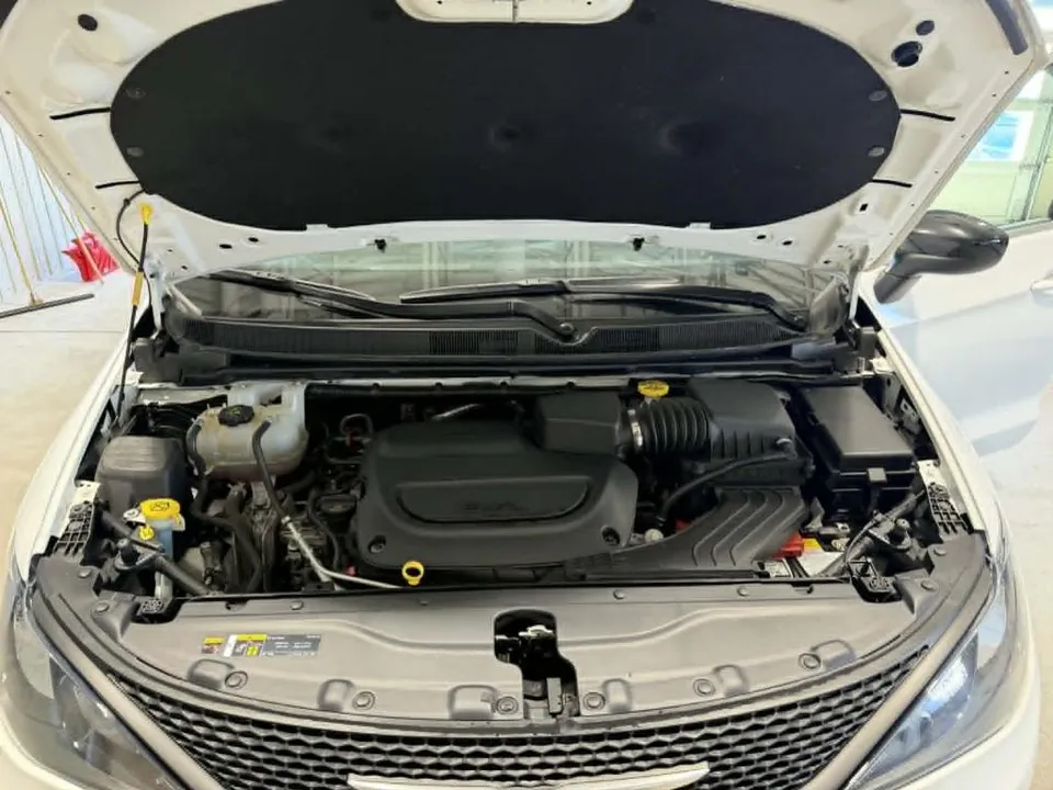 Chrysler Grand Caravan 2024 photo 2