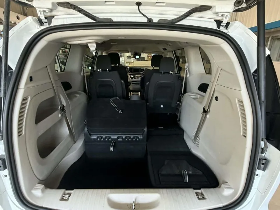 Chrysler Grand Caravan 2024 photo 3