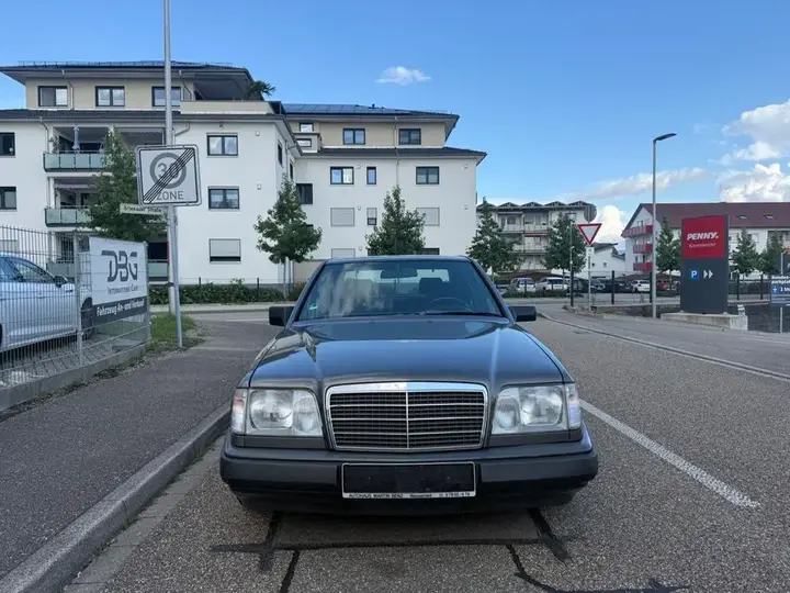 Mercedes-Benz E 230