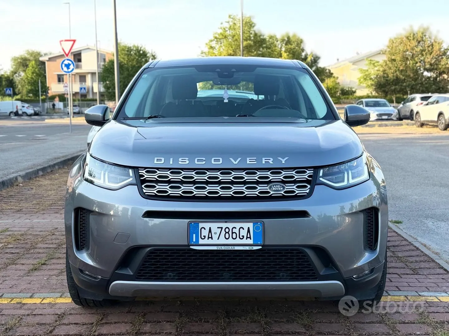 Land Rover Discovery Sport 2020 photo 2
