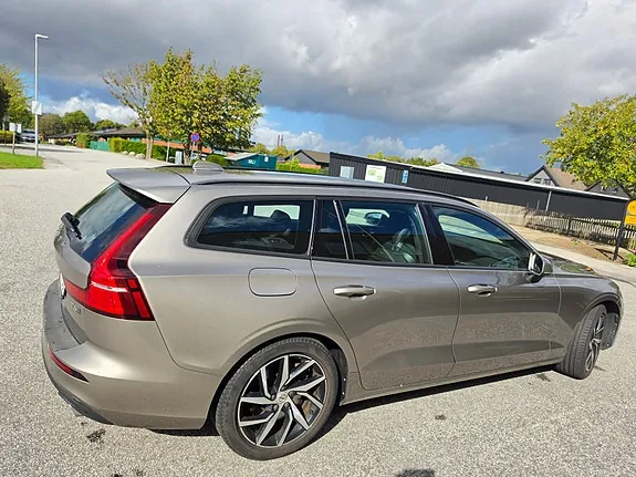 Volvo V60 2020 photo 2