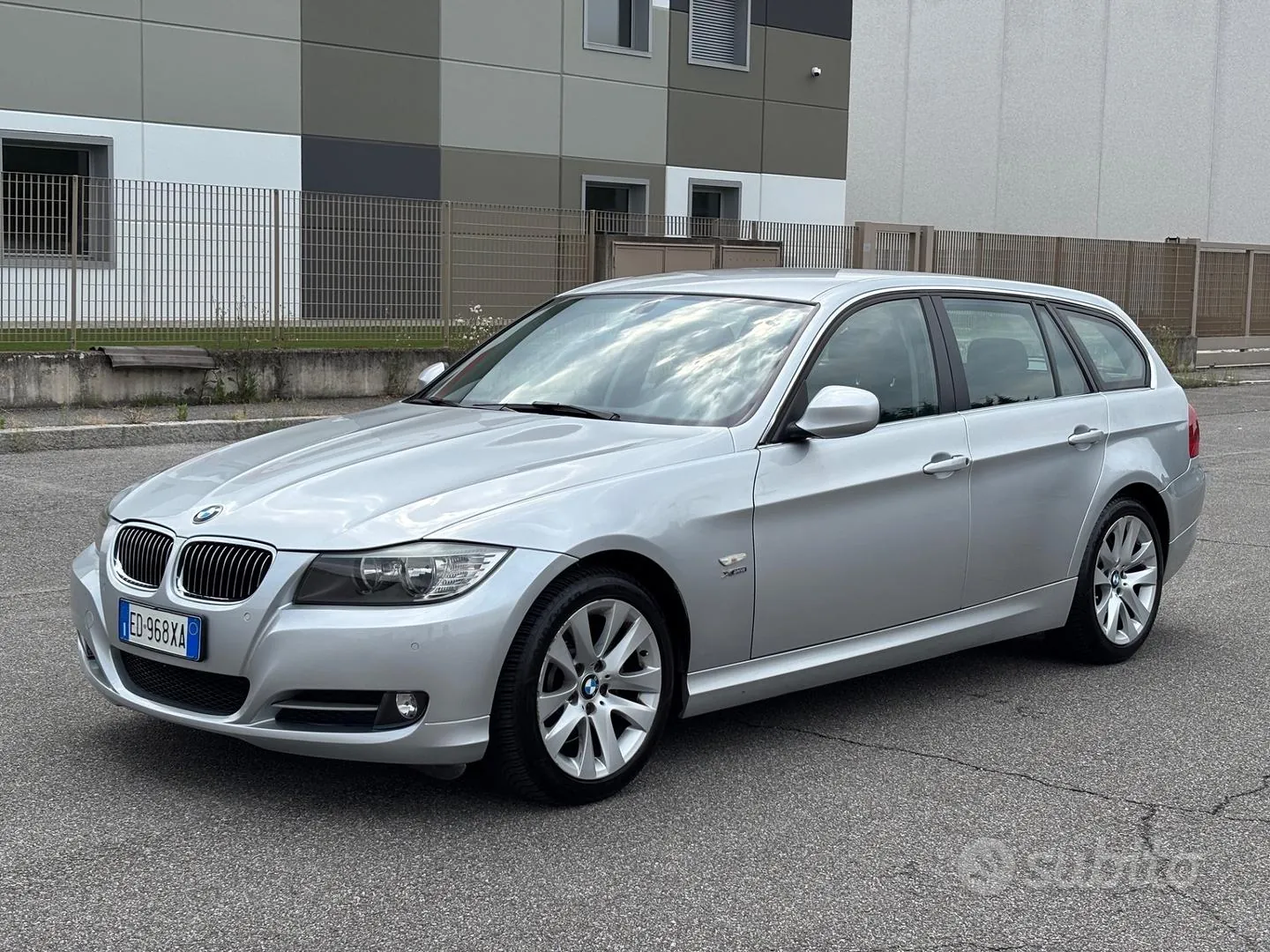 BMW 325I 2010 photo 4