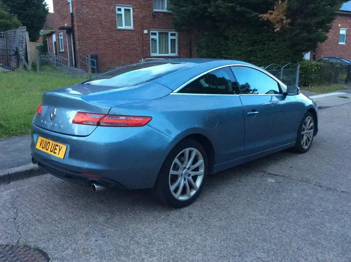 Renault Laguna 2010 photo 2