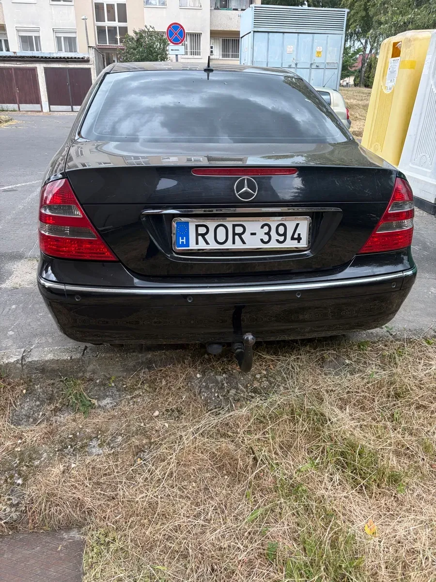 Mercedes-Benz E-Class 2004 photo 2