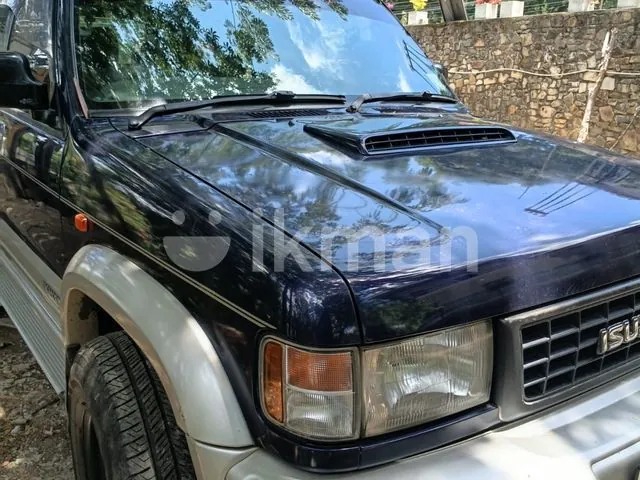 Isuzu Bighorn 1996 photo 2