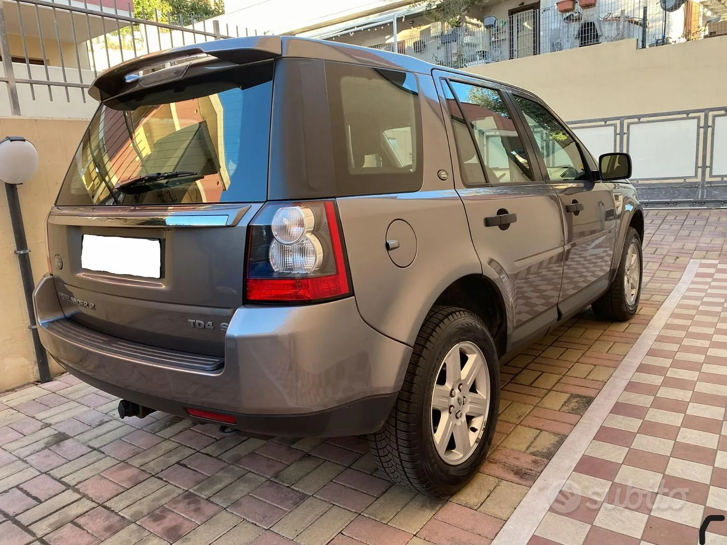 Land Rover Freelander 2011 photo 3