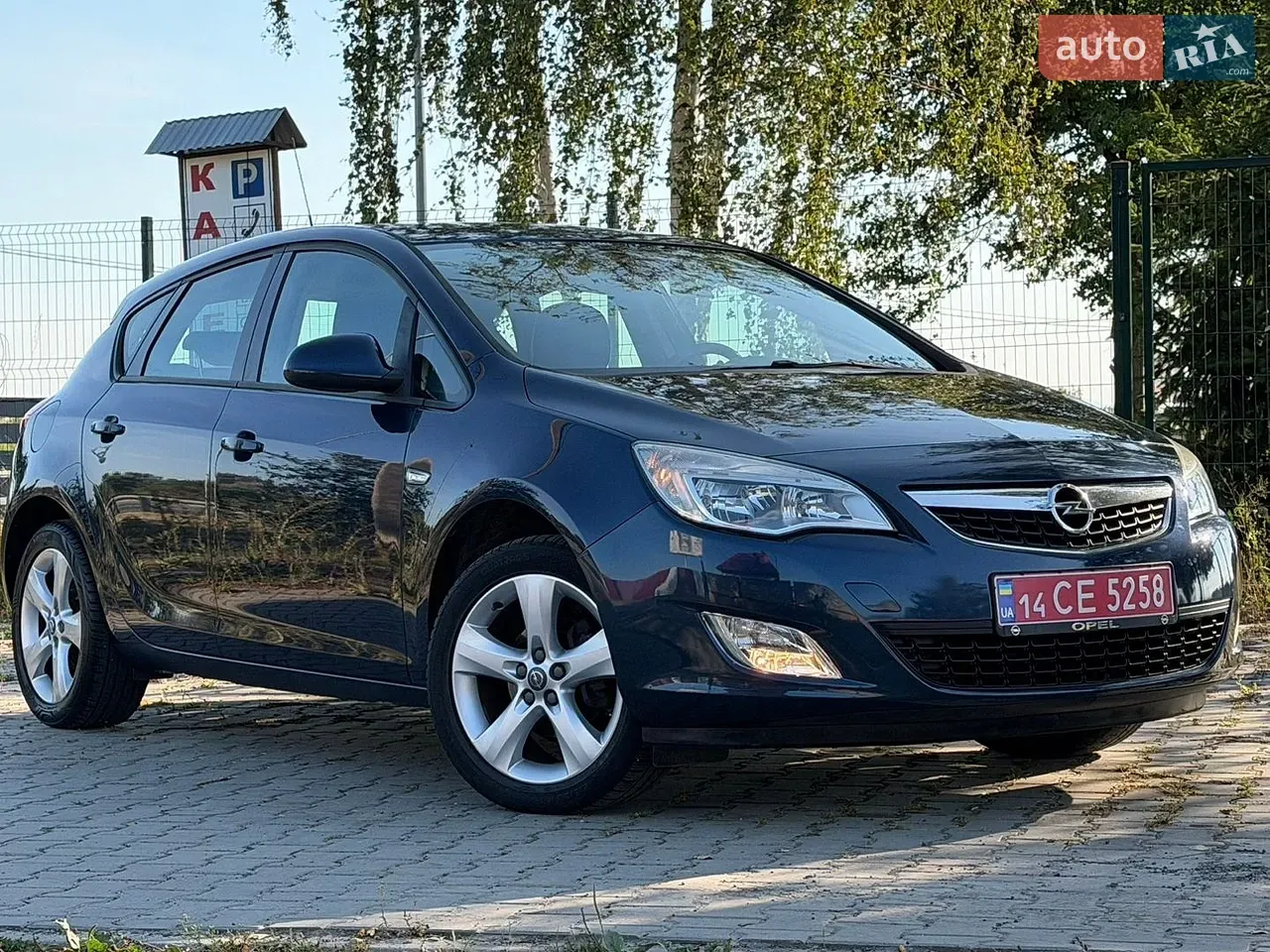 Opel Astra 2010 photo 2
