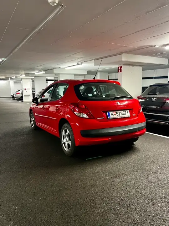 Peugeot 207 2012 photo 3