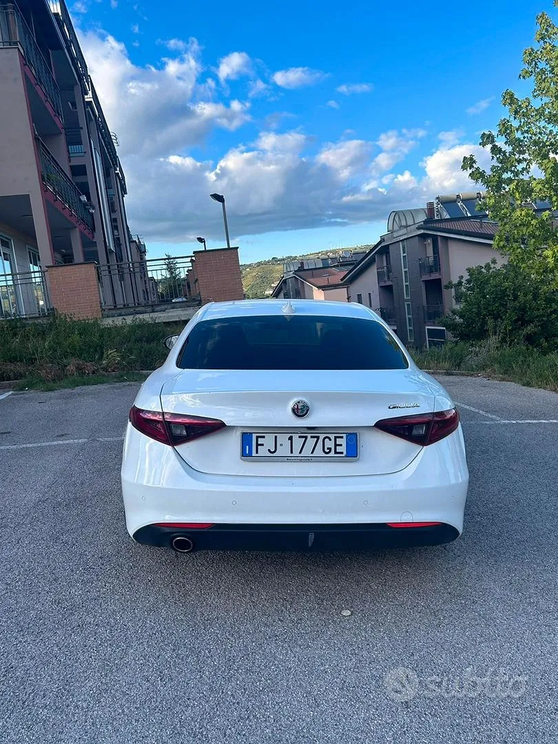 Alfa Romeo Giulia 2017 photo 2