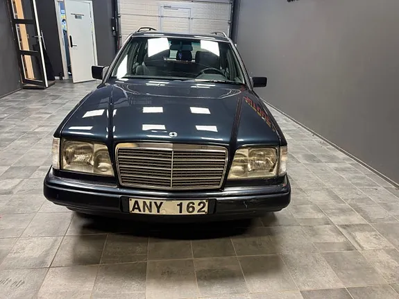 Mercedes-Benz E200 1996 photo 2