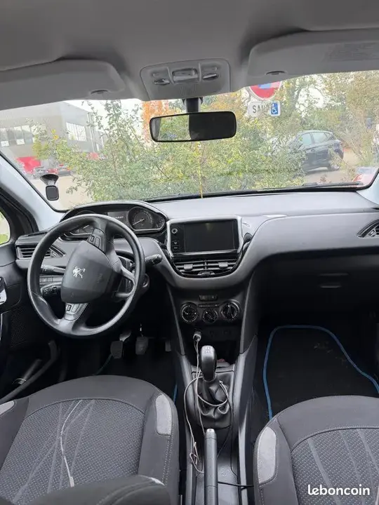 Peugeot 208 2012 photo 3